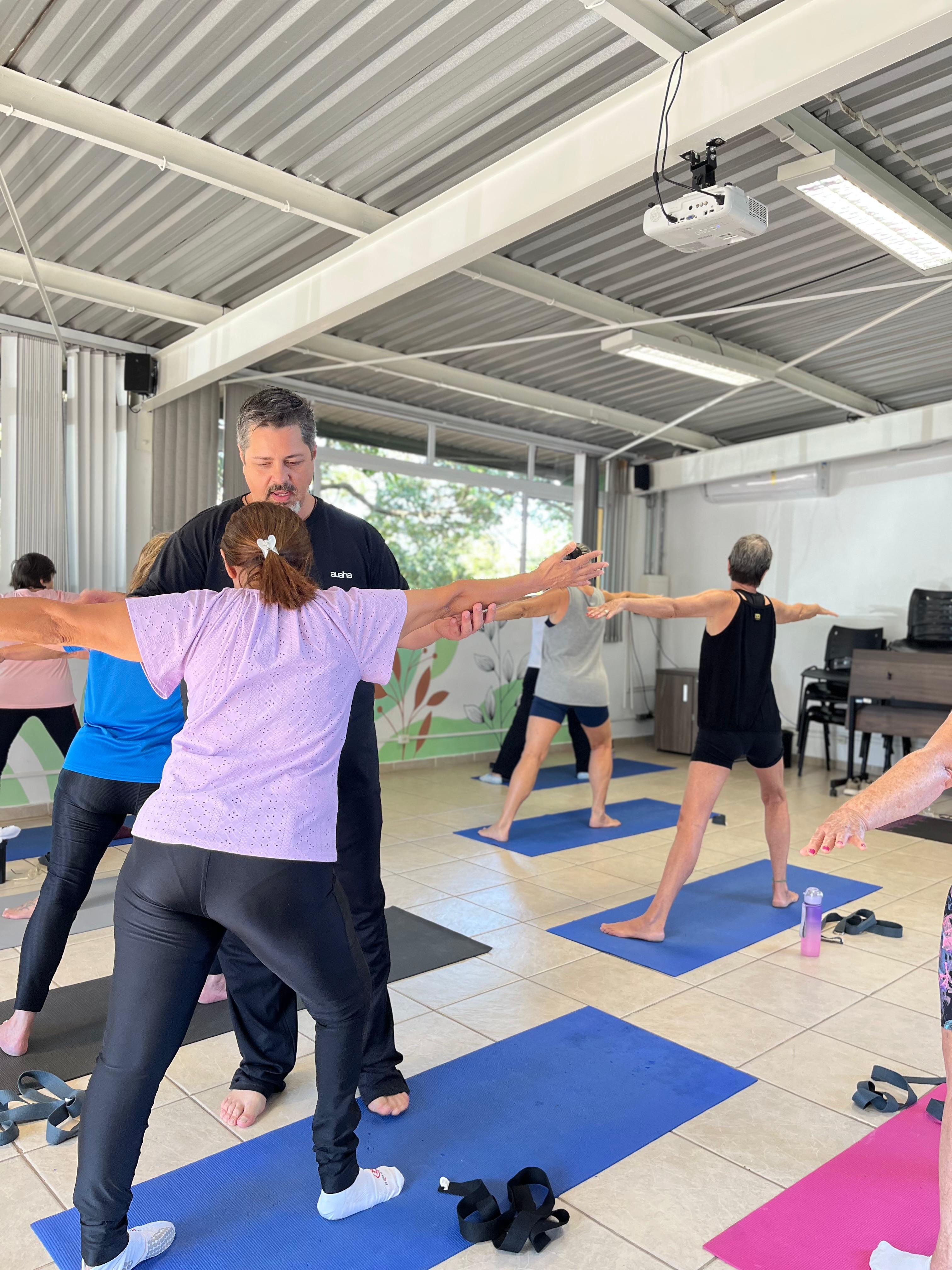 Aula de Yoga Adaptado promove bem-estar aos beneficiários do IPREJUN