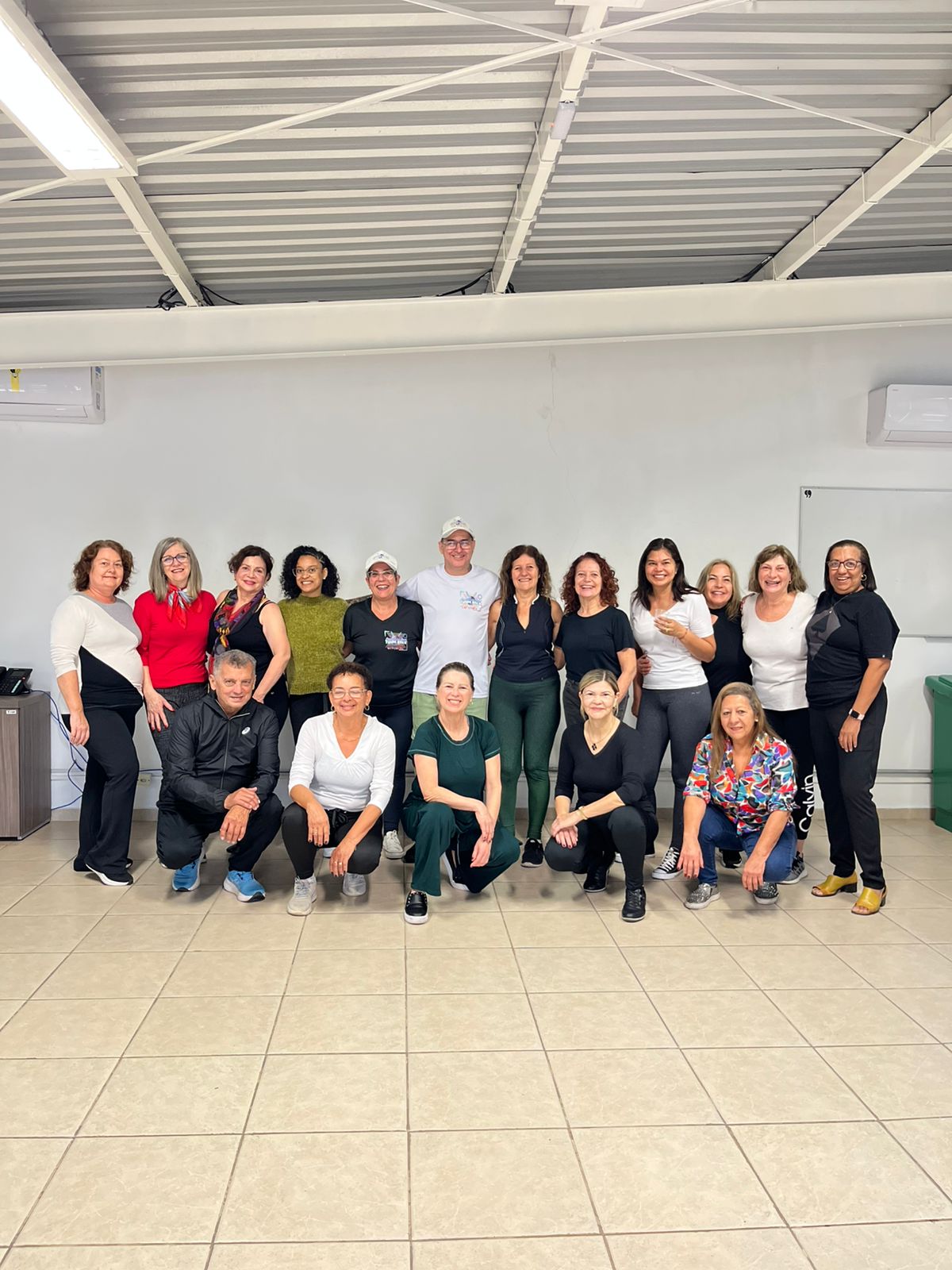 Encontro do Programa Pós-Aposentadoria promove aula de passinho flashback