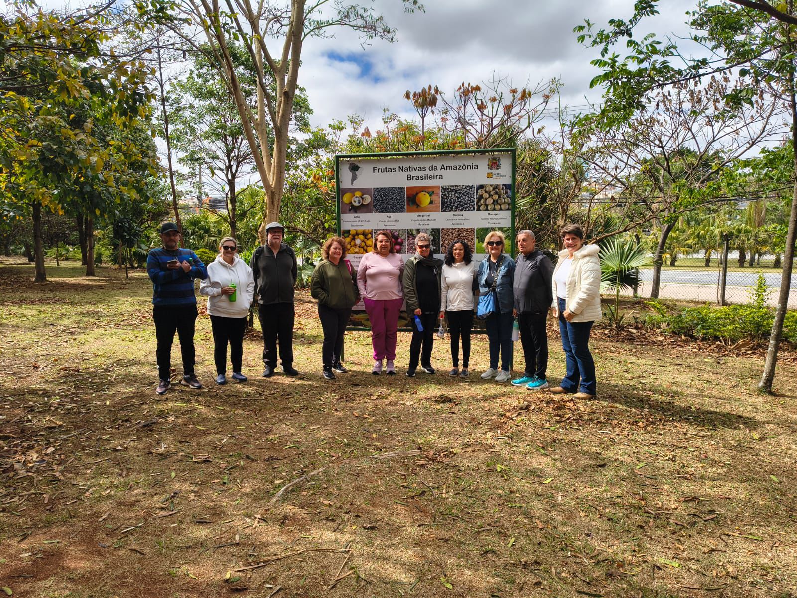 Em comemoração ao Dia da Pessoa Idosa, o Programa Pós-Aposentadoria promoveu uma caminhada monitorada no Jardim Botânico