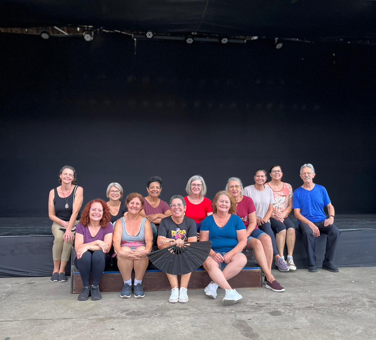 Aula de Passinho Flashback oferecida pelo Programa Pós-Aposentadoria Vida em Movimento 